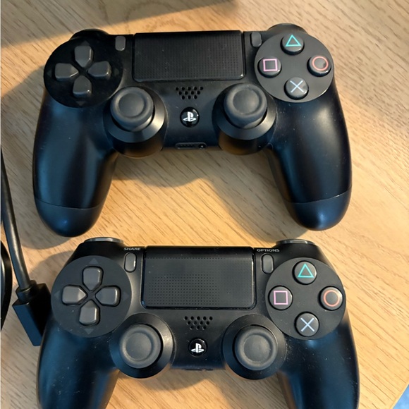 Sony PlayStation 4 - Picture 2 of 5